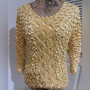 Gorgeous scrunchy yellow top size medium-xl